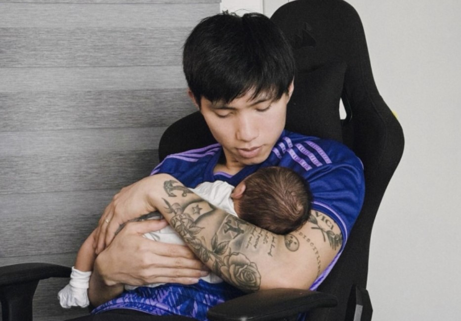 Đoàn Văn Hậu bế quý tử cực khéo, Doãn Hải My “trốn” con đi chơi khoe luôn vóc dáng nuột nà sau sinh