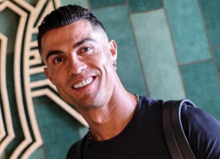 Ronaldo hội quân cho kỳ Euro cuối cùng: Mang một vật giá 36 tỷ, gây chú ý nhất là loạt “dây điện” ở bắp tay