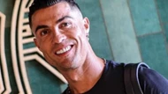 Ronaldo hội quân cho kỳ Euro cuối cùng: Mang một vật giá 36 tỷ, gây chú ý nhất là loạt “dây điện” ở bắp tay