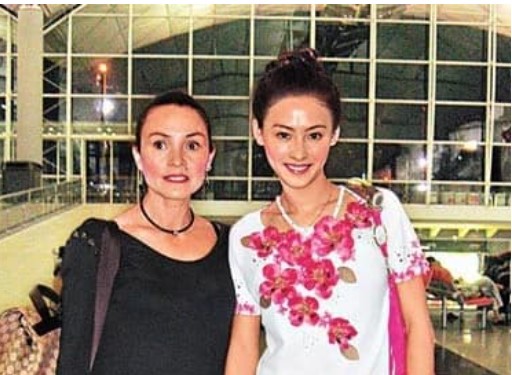 Cô là mẹ của Trương Bá Chi, từng là mỹ nhân nức tiếng Hồng Kông, lịch sử tình trường không kém gì con gái và đến nay cô vẫn xinh đẹp như vậy
