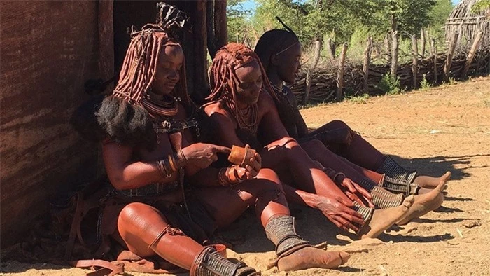 Phụ nữ Himba làm đẹp bằng cách bôi loại "bùn đỏ" lên đầu tóc và khắp cơ thể mỗi ngày.