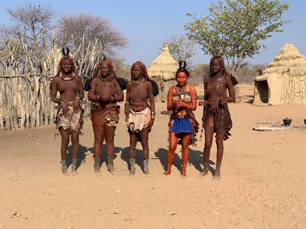 Du khách người Việt tham gia nhảy múa cùng người Himba