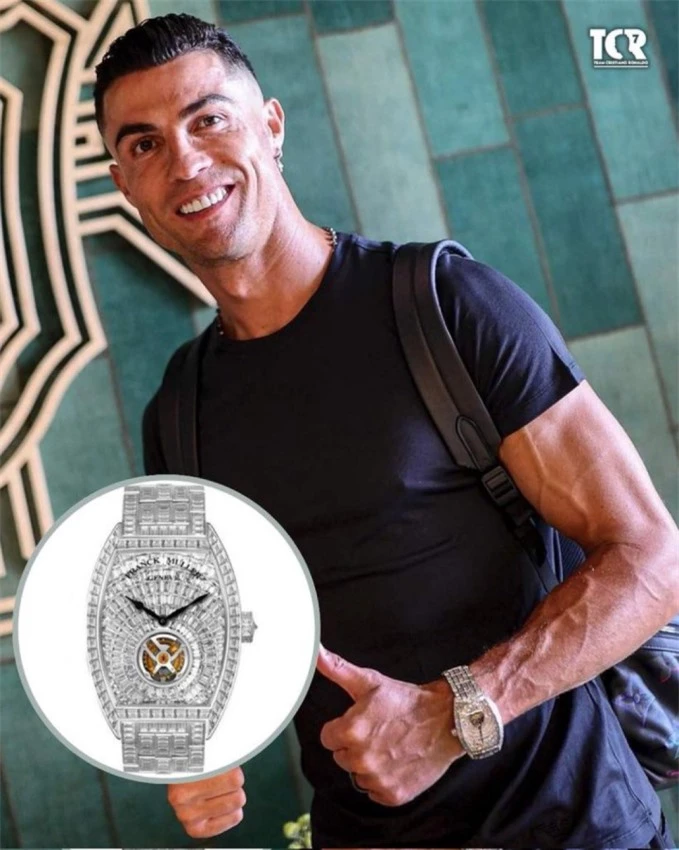 Ronaldo đeo chiếc đồng hồ đính 600 viên kim cương trị giá 36 tỷ. Siêu sao người Bồ Đào Nha gây chú ý với bắp tay cuồn cuộn