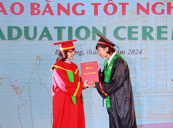 TS Nguyễn Thị Anh Đào - Hiệu trưởng trường Đại học Đông Á trao bằng cho sinh viên tốt nghiệp đợt 1/2024.