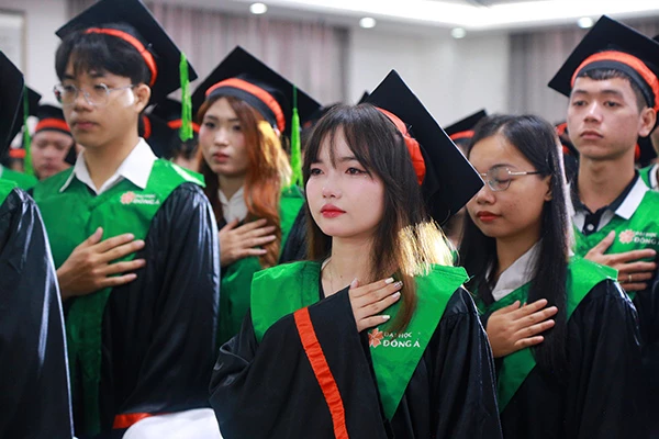 Sinh viên ĐHĐN xúc động tri ân thầy cô giáo tại lễ tốt nghiệp đợt 1/2024.