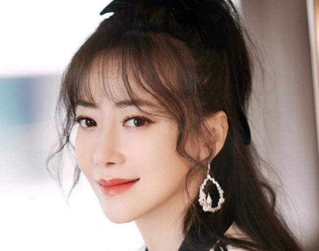 "Ác nữ" được khao khát nhất màn ảnh giữ dáng nóng bỏng đến khó tin, nhờ 1 loại quả bán đầy Việt Nam