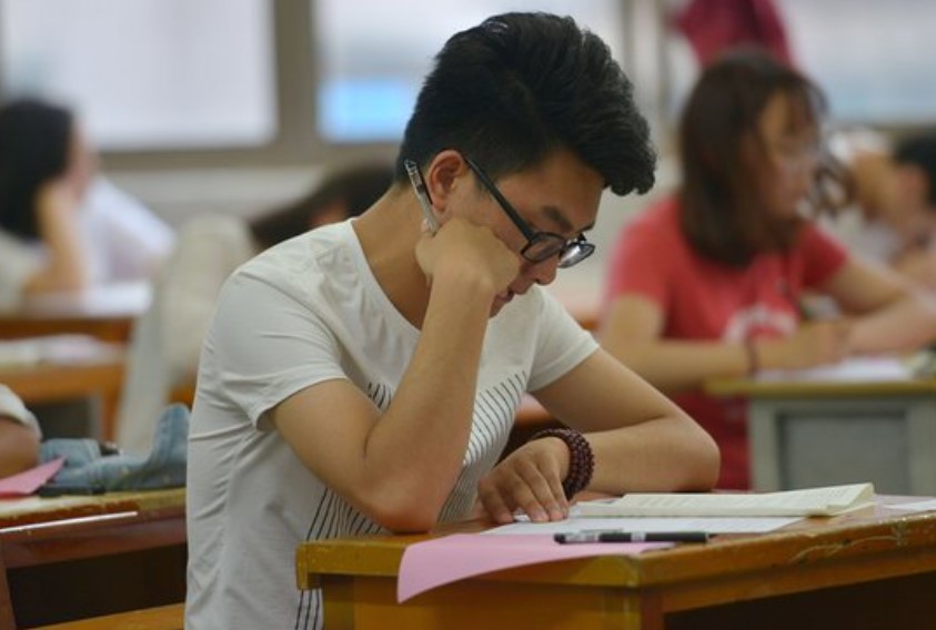 Thấy trang phục mẹ định mặc để đưa mình đi thi, nam sinh nói 1 câu khiến mẹ phổng mũi tự hào: Thi kiểu gì cũng đỗ!