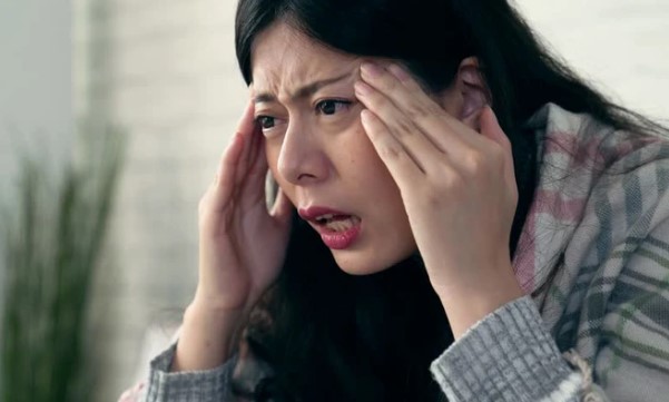 Ăn cơm xong, bố chồng gọi tôi vào phòng đưa cho cuốn sổ tiết kiệm trị giá gần 4 tỷ và than một câu khiến tôi hốt hoảng