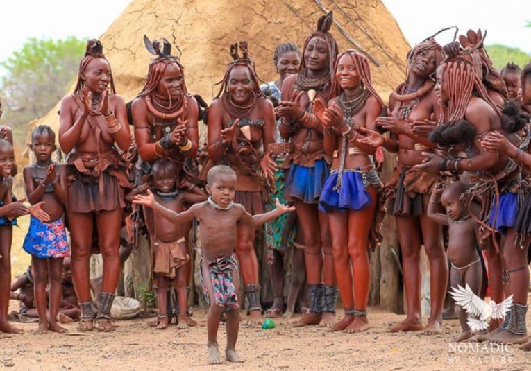 Độc lạ bộ lạc làm đẹp bằng đất đỏ và tắm bằng khói thảo mộc