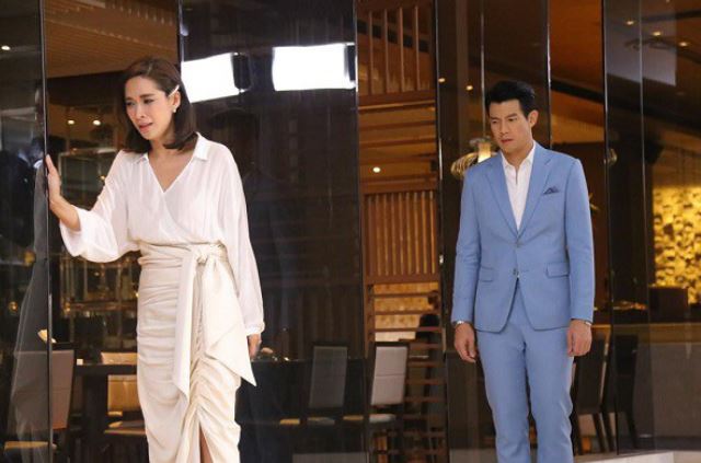 Ly hôn xong, chồng cũ gọi tôi ra quán cà phê, đưa cho tôi một chiếc thẻ ngân hàng và nói như đang trăng trối khiến tôi chết điếng