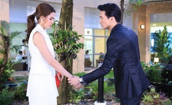 Từ tòa án bước ra, cầm trên tay phán quyết ly hôn, tôi ngơ ngẩn khi nghe anh nói: "Anh nhớ em nói thích mẫu túi xách mới ra, đi nào, anh sẽ mua tặng em!"