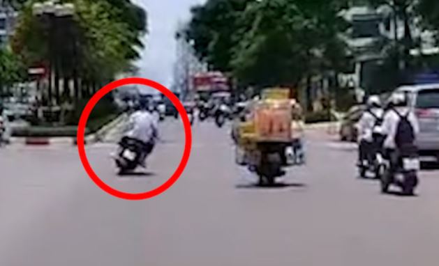 Clip: Nam sinh đầu trần đèo nhau đánh võng giữa phố