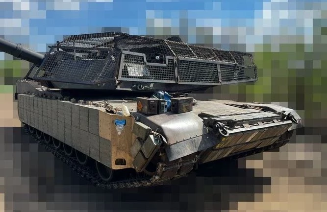 Hình ảnh xe tăng M1A1 Abrams được trang bị thêm lồng sắt. Ảnh: Business Insider
