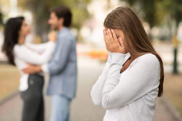 Vô tình chạm mặt người yêu cũ của chồng, nhìn thứ cô ấy cầm trên tay mà tôi chao đảo