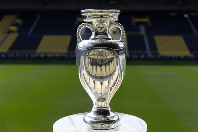 Chiếc cúp vô địch Euro 2024
