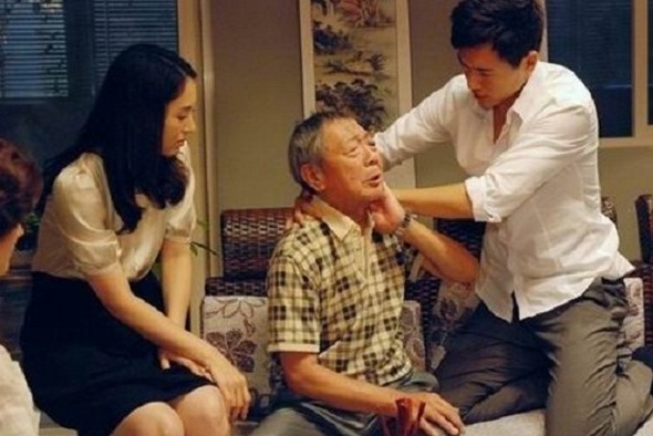 Bố chồng bệnh nặng mà các anh chị đều lảng tránh, tôi thương ông đành đứng ra nhận chăm sóc, ai ngờ ông lập tức bật dậy thông báo một điều khiến tất cả kinh hãi