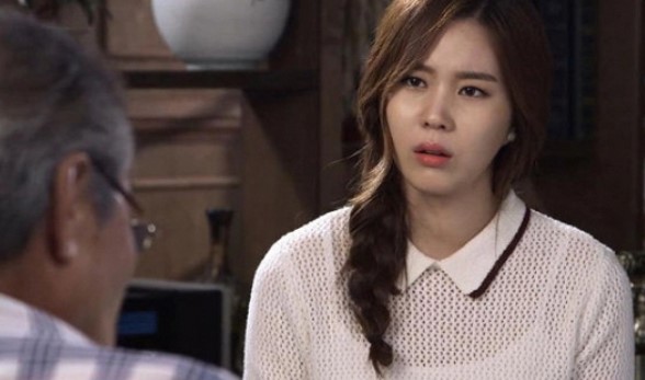 Dâu mới đã khiến bố chồng "giận tím mặt", suýt hất cả mâm cơm, nhưng sau đó lại xử lý cực khéo khiến ông thương cô hết mực