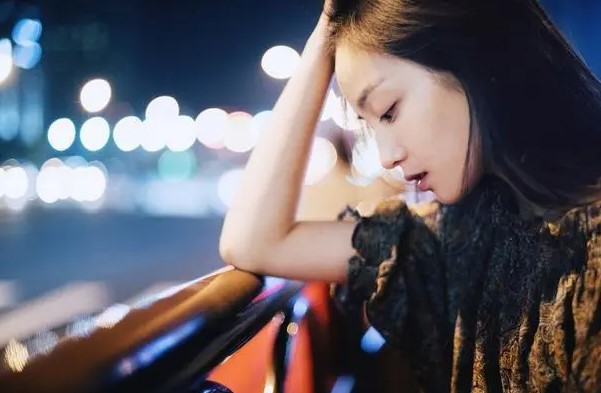 Đúng một tuần sau ngày bố chồng qua đời, nửa đêm mẹ chồng gõ cửa phòng vợ chồng tôi rồi xin ngủ cùng