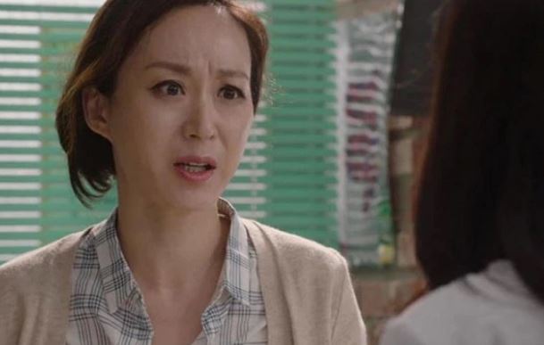 Chồng đòi ly hôn vì vợ mãi không đẻ được, mẹ chồng ngoài mặt vào hùa với con trai nhưng lại lén lút đưa con dâu 500 triệu rồi tiết lộ bí mật chôn giấu