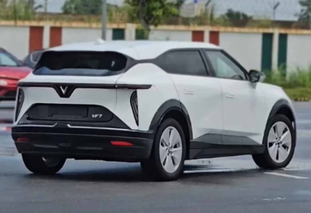 VinFast VF7 S lộ diện trên phố: Cắt bớt trang bị, phạm vi hoạt động là điểm đáng chú ý