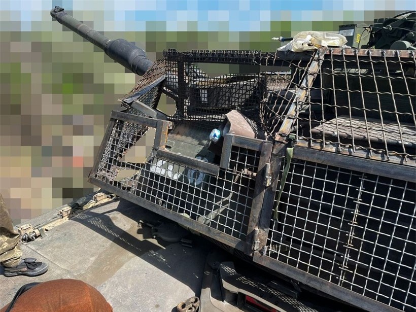 Xe tăng Abrams phải được nâng cấp giáp bảo vệ để tránh thiệt hại từ máy bay không người lái FPV. Xe tăng Abrams phải được nâng cấp giáp bảo vệ để tránh thiệt hại từ máy bay không người lái FPV.