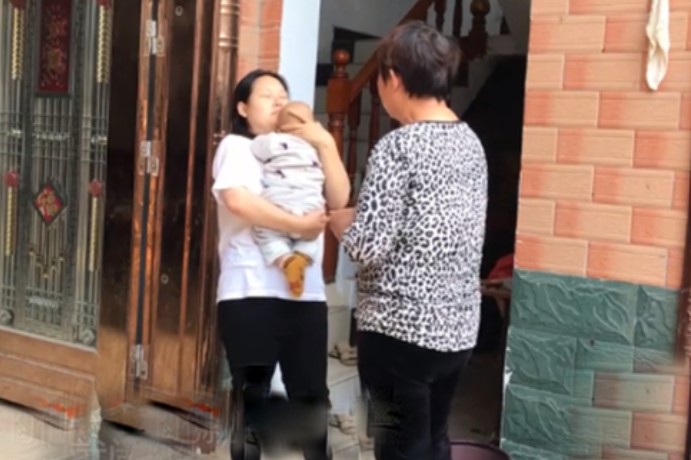 Con dâu đòi ở cữ hẳn 6 tháng, mẹ chồng dạy cách tắm cho con còn giãy nảy lên kêu bà thất đức