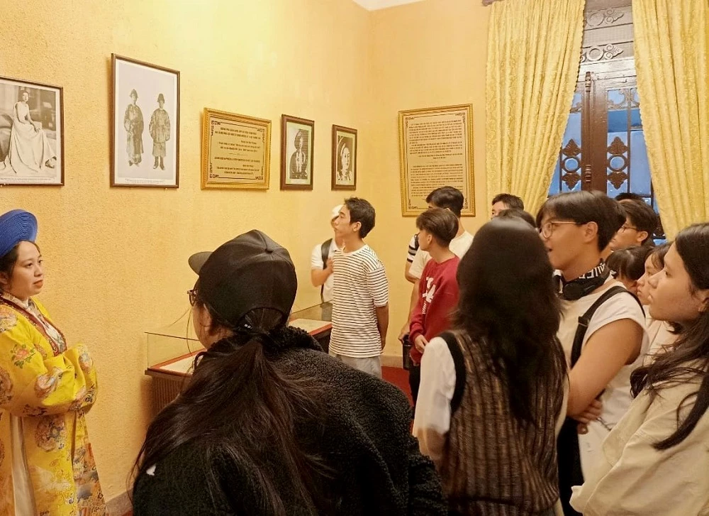 Du khách tham quan Bảo tàng Lâm Đồng trong dịp Tuần lễ vàng du lịch Lâm Đồng vừa diễn ra. 