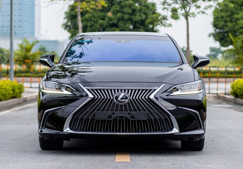 Sau 5 năm lăn bánh, Lexus ES 250 được chủ nhân bán lại với giá khó tin