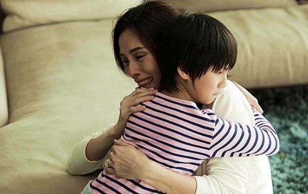 Tình cờ chứng kiến đứa trẻ 10 tuổi gào khóc vùng vẫy đòi về với bà nội, tôi sững sờ xé đơn ly hôn ngay trước cổng tòa rồi bỏ chạy về nhà