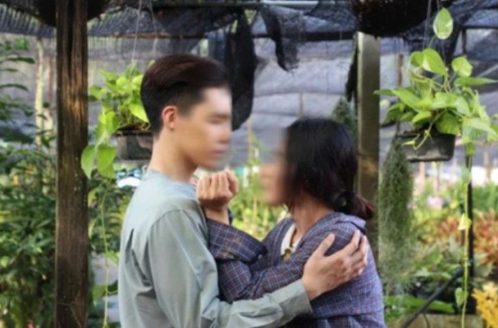 Ở quán bar, tôi thất thần khi thấy bộ dạng của bạn trai cũ, càng sốc với câu anh ta thì thầm vào tai mình trước cửa nhà vệ sinh