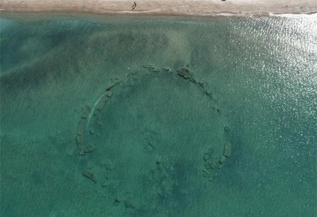 Cột cẩm thạch hiện ra giữa biển, tiết lộ phế tích 2.000 năm tuổi- Ảnh 1.