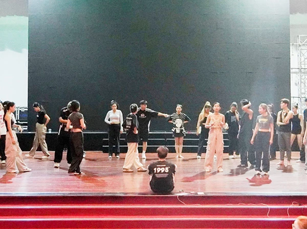Các nghệ sĩ Nhà hát Trưng Vương Đà Nẵng đang ráo riết tập luyện, chuẩn bị cho các chương trình nghệ thuật tại DIFF 2024.