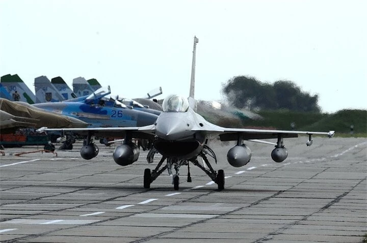 Tiêm kích F-16C của không quân Mỹ trong một cuộc tập trận với Ukraine vào năm 2011. (Ảnh: Không quân Mỹ)