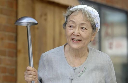 Bà hàng xóm suốt ngày dọa con tôi là "Có em út thì chị lớn ra rìa", mẹ chồng liền đáp trả một câu sâu cay khiến hàng xóm tịt mít