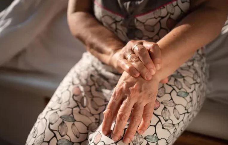 Bị tê tay khi ngủ khi nào thì nguy hiểm?