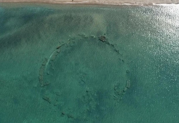 Cột cẩm thạch hiện ra giữa biển, tiết lộ phế tích 2.000 năm tuổi