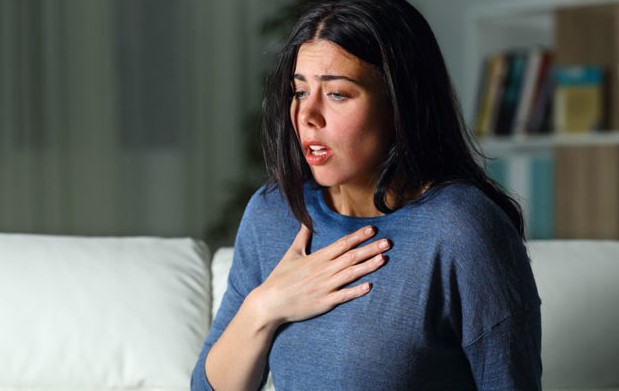 Bố chồng lén cho 100 triệu phòng thân, em đang lúi húi mở két thì chồng ập vào, sự tình sau đó khiến cả nhà em muối mặt đến xin lỗi