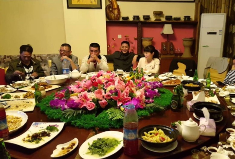 Họp lớp mỗi người được yêu cầu đóng 7 triệu, 6 người trực tiếp rời nhóm: Hết tiệc, họ đều hối hận không thôi