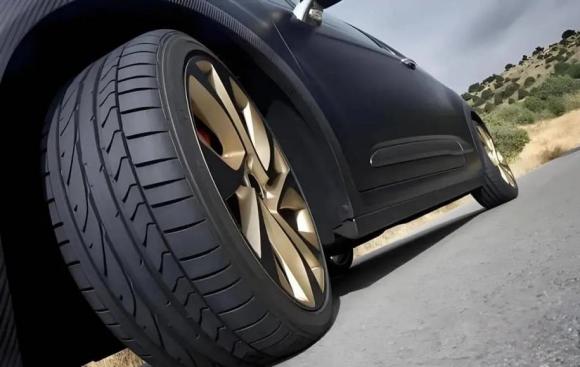 Vì sao xe cao cấp dùng lốp rộng còn xe phổ thông dùng lốp hẹp? Chỉ cần đi một chuyến trên đường cao tốc và bạn sẽ tìm ra câu trả lời!