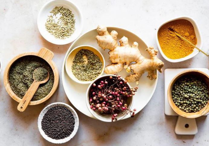 7 loại thảo mộc và gia vị giúp giảm đau do viêm khớp dạng thấp