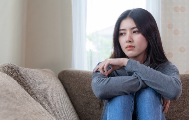 Đêm hôm khuya khoắt, vợ chồng tôi hốt hoảng khi thấy bố chồng ôm đồ đứng trước cửa nhà trong bộ dạng rũ rượi và hai mắt đỏ hoe