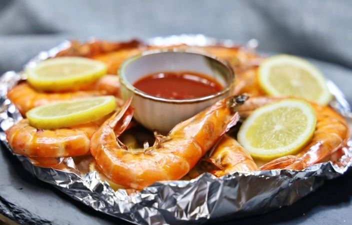 Biết em chồng đến chơi, tôi cất công chuẩn bị mâm cơm thịnh soạn, ngờ đâu khi thấy món tôm rang, cô ấy giận dỗi tố cáo tôi với cả nhà