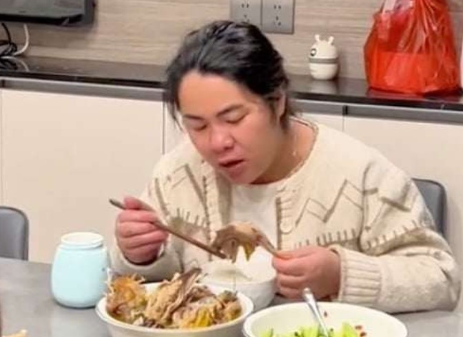 Vợ mang thai có nét ngày càng nam tính, chồng bối rối cầu cứu CĐM: 'Đẻ xong có hết không?'