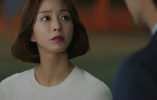 B&#x1ED1; ch&#x1ED3;ng &#x1ED1;m nh&#x1EAD;p vi&#x1EC7;n, &#x111;&#x1EBF;n khi k&#xEA;u g&#x1ECD;i c&#xE1;c con g&#xF3;p vi&#x1EC7;n ph&#xED; th&#xEC; em d&#xE2;u bu&#xF4;ng m&#x1ED9;t l&#x1EDD;i chua ch&#xE1;t