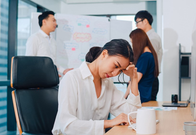 &#x110;&#x1ED3;ng nghi&#x1EC7;p 23 tu&#x1ED5;i lu&#xF4;n l&#xE0;m nh&#x1EEF;ng vi&#x1EC7;c b&#x1EA5;t th&#x1B0;&#x1EDD;ng khi&#x1EBF;n t&#xF4;i ph&#xE1;t &#x111;i&#xEA;n, t&#xF4;i ch&#x1EC9; th&#x1EB3;ng m&#x1EB7;t c&#xF4; ta: &quot;L&#xE0;m th&#x1EBF; em c&#x169;ng kh&#xF4;ng &#x111;&#x1EB9;p l&#xEA;n &#x111;&#x1B0;&#x1EE3;c &#x111;&#xE2;u&quot;