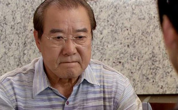 Thấy vợ chồng con trai cãi vã, bố chồng tôi đùng đùng chạy vào phòng tát con dâu và xỉa xói tôi cực đau đớn