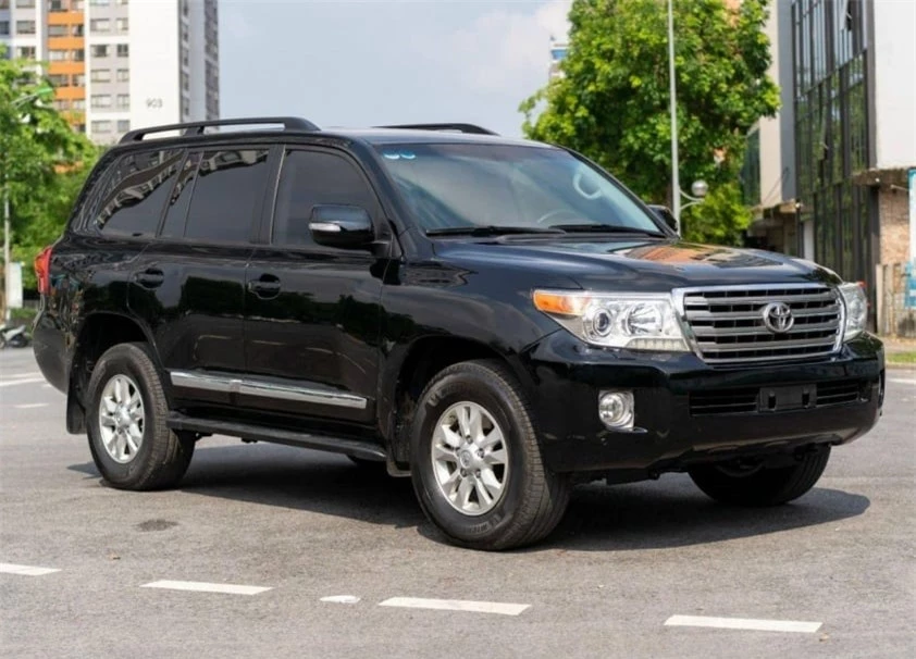 ‘SUV chủ tịch’ Toyota Land Cruiser 2015 lăn bánh 9 năm mất giá gần 1 nửa 479738
