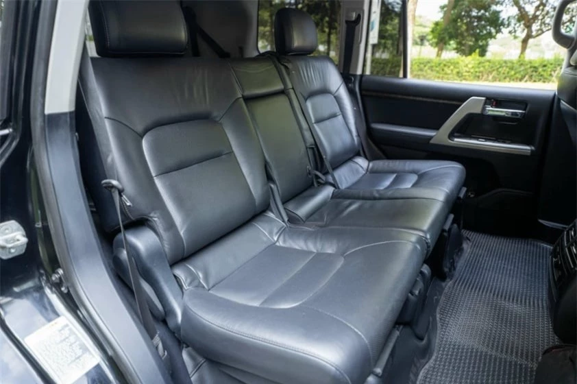 ‘SUV chủ tịch’ Toyota Land Cruiser 2015 lăn bánh 9 năm mất giá gần 1 nửa 479741