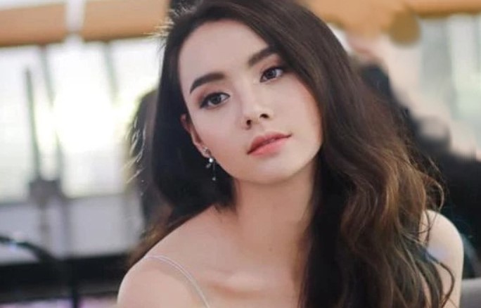 Đến nhà chị dâu tương lai chơi, tôi ngẩn ngơ khi thấy em trai chị cười toe toét bước ra