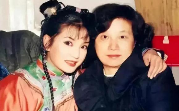 Cuộc sống hiện tại của mẹ Triệu Vy: Chồng qua đời, con trai ly hôn và bị vợ cũ lấy hơn 1,7 nghìn tỷ, con gái nổi tiếng bỗng biến mất khỏi màn ảnh